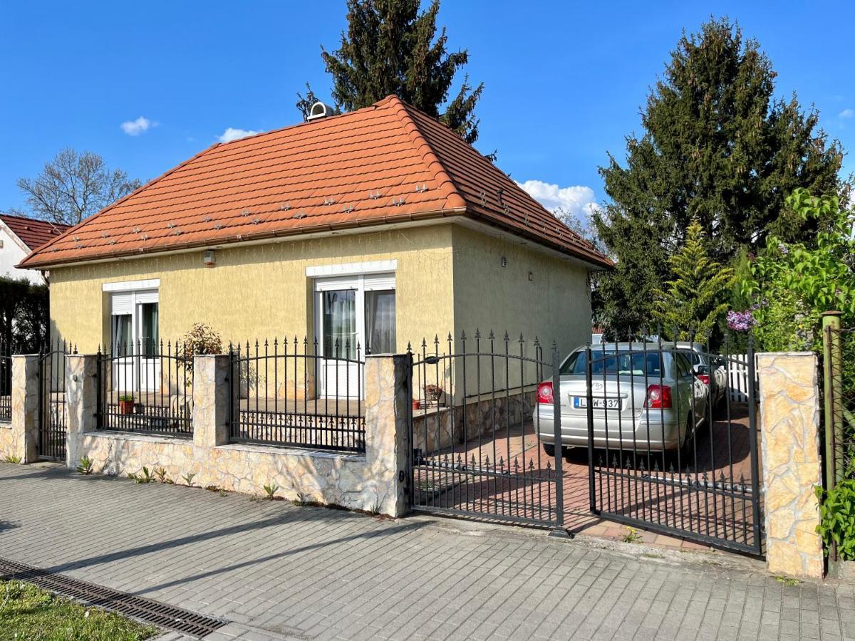 Budapest Airport Smiley House Gyál Exteriör bild